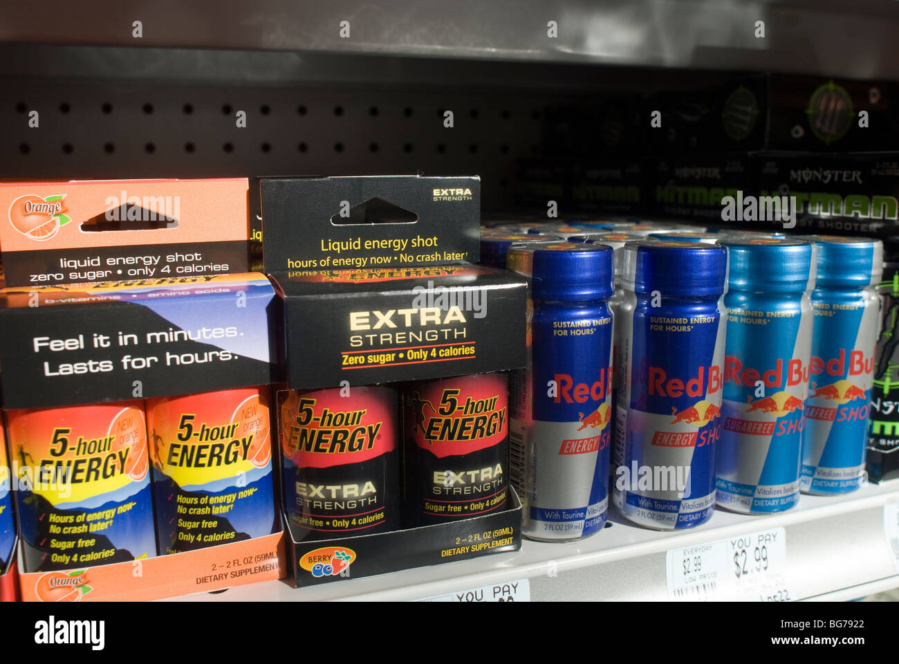 Five-Hour Energía y Red Bull bebidas energéticas en un estante del almacén  de drogas en Nueva York Fotografía de stock - Alamy