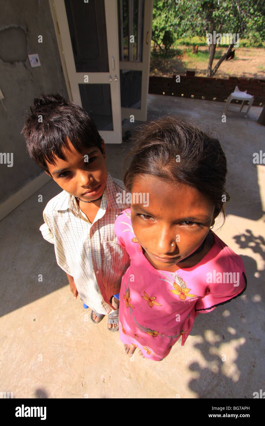 Dos hijos de trabajadores agrícolas en una aldea rural fuera de Chandigarh, en Punjab, India Foto de stock