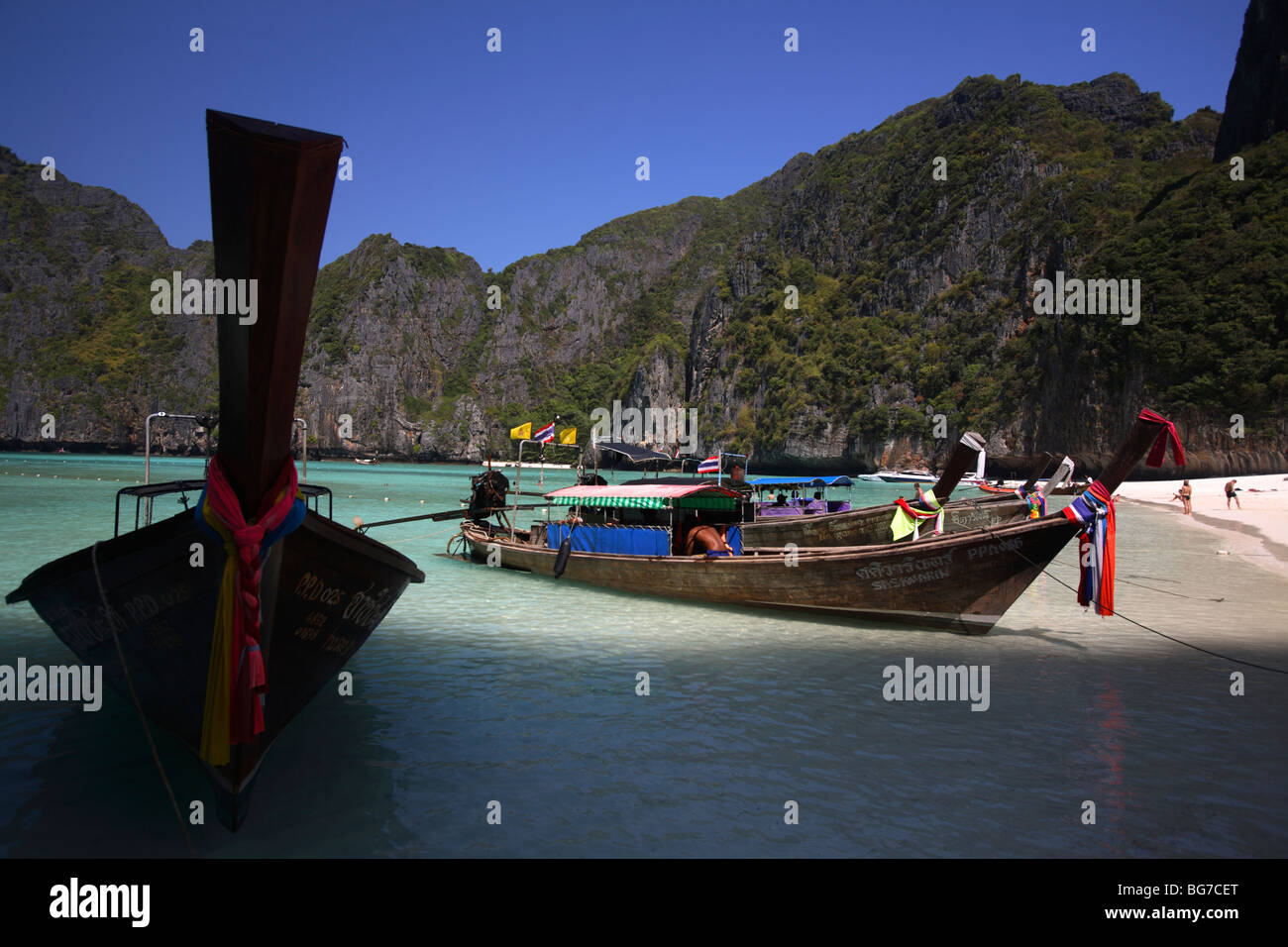 Botes de cola larga en Maya Bay, isla de Phi Phi Leh, Tailandia Foto de stock