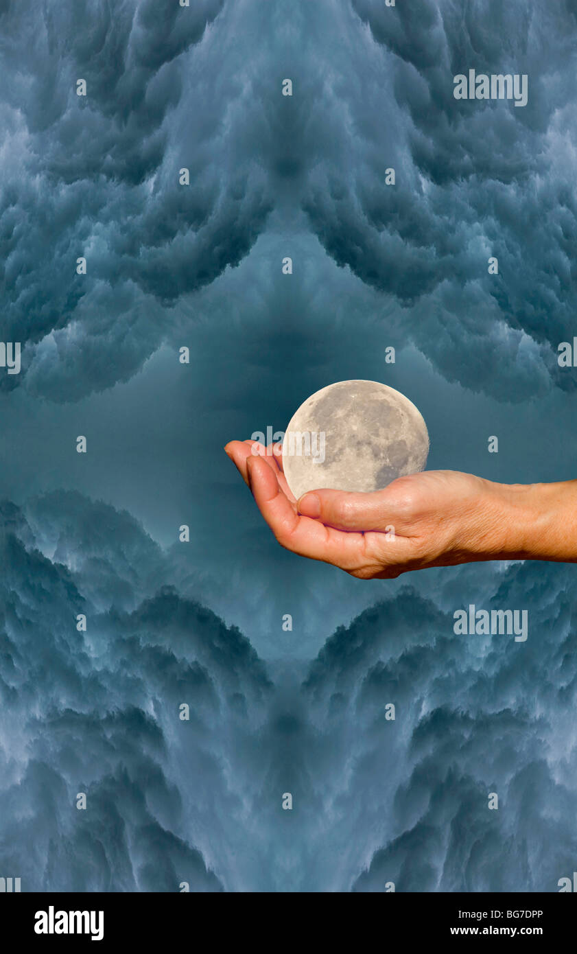 Esta imagen fue confeccionado por el rodaje de la mano, las nubes durante una tormenta y mientras la luna casi llena. Foto de stock