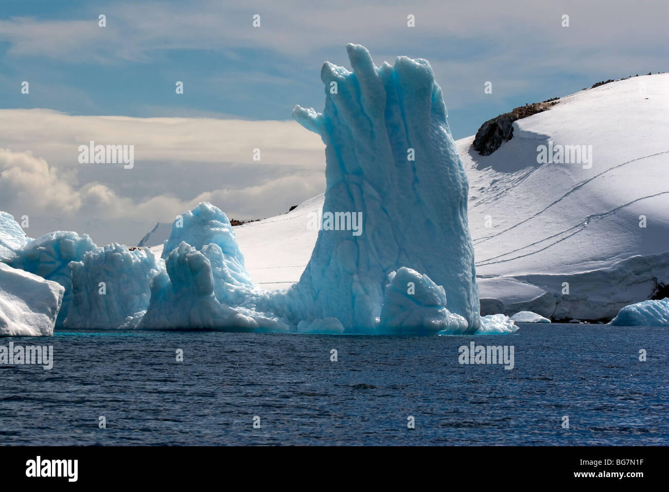 Una forma extraña icebergs encalló frente a la isla de Cuverville, Antártida Foto de stock