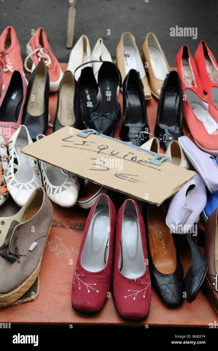 Perla antes de Licuar Francia, Paris, outdoor ropa y zapatos de segunda mano mercadillo  Fotografía de stock - Alamy