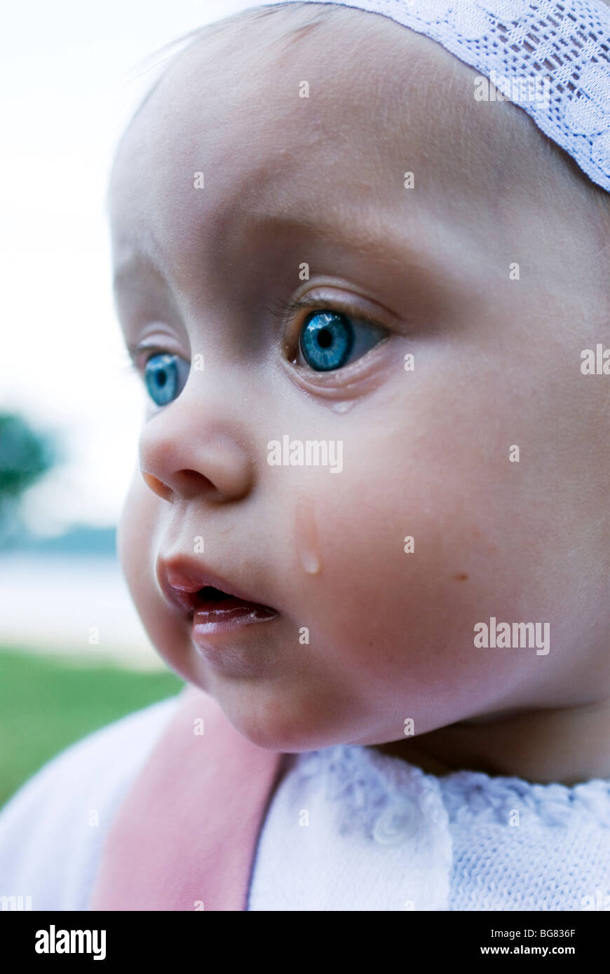 Las Lagrimas Rodar En Un Bebe Las Ninas Se Enfrentan A Una Boda En Cortes Island British Columbia Fotografia De Stock Alamy