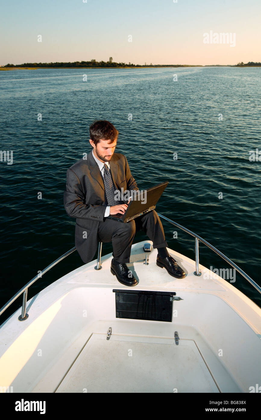 Hombre de negocios trabajando en barco Foto de stock