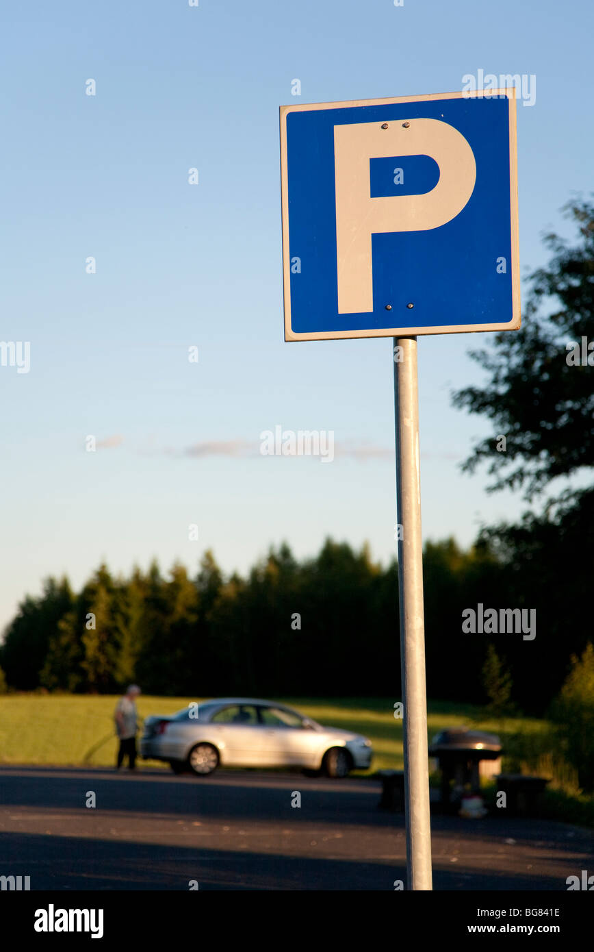 Parada de descanso finlandesa y señal de tráfico en la autopista, Finlandia Foto de stock