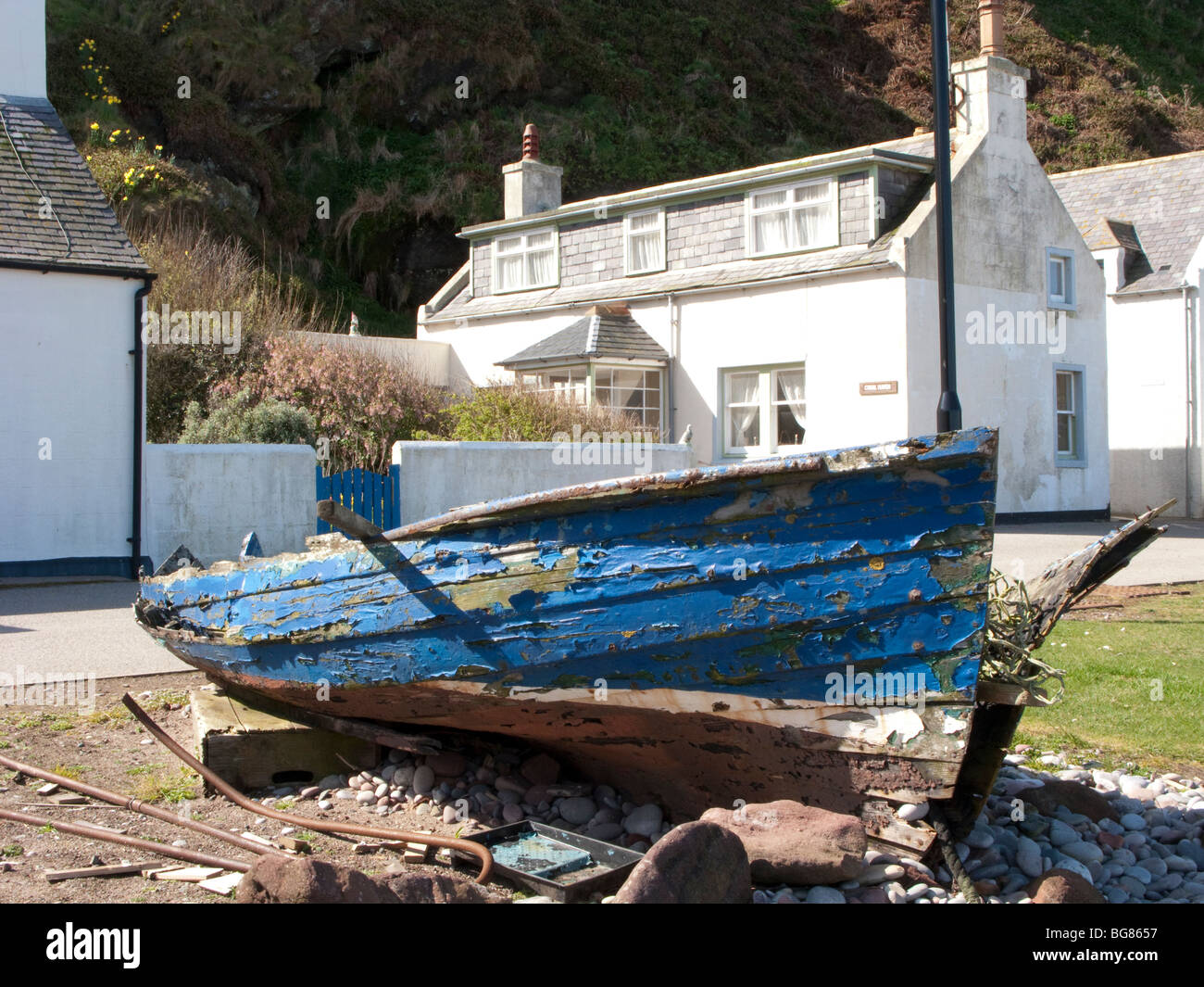 Bote de remos en tierra costa norte de Escocia. Foto de stock