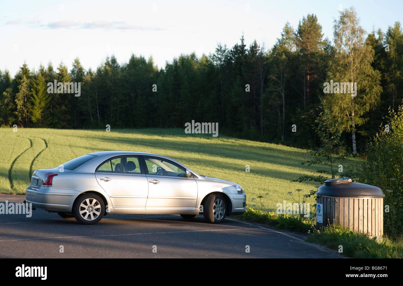 Coche estacionado en carretera Lay-by, Finlandia Foto de stock
