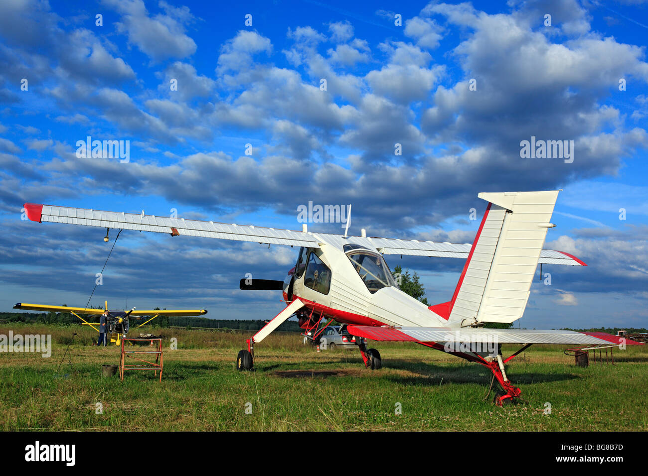 Avionetas aviones estacionados en un aeródromo de pasto, Rusia Foto de stock