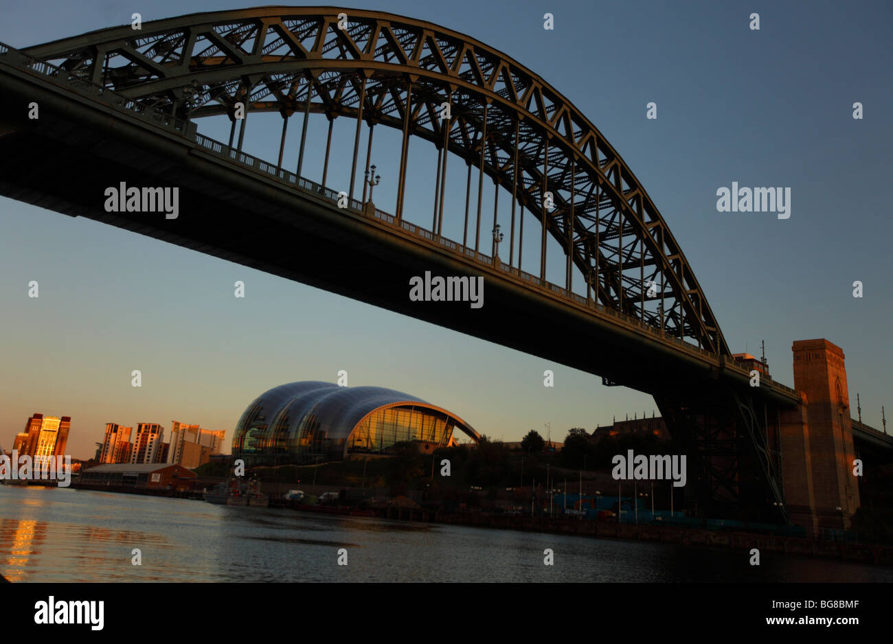 El Puente Tyne en Gateshead, Newcastle upon Tyne al atardecer. Foto de stock