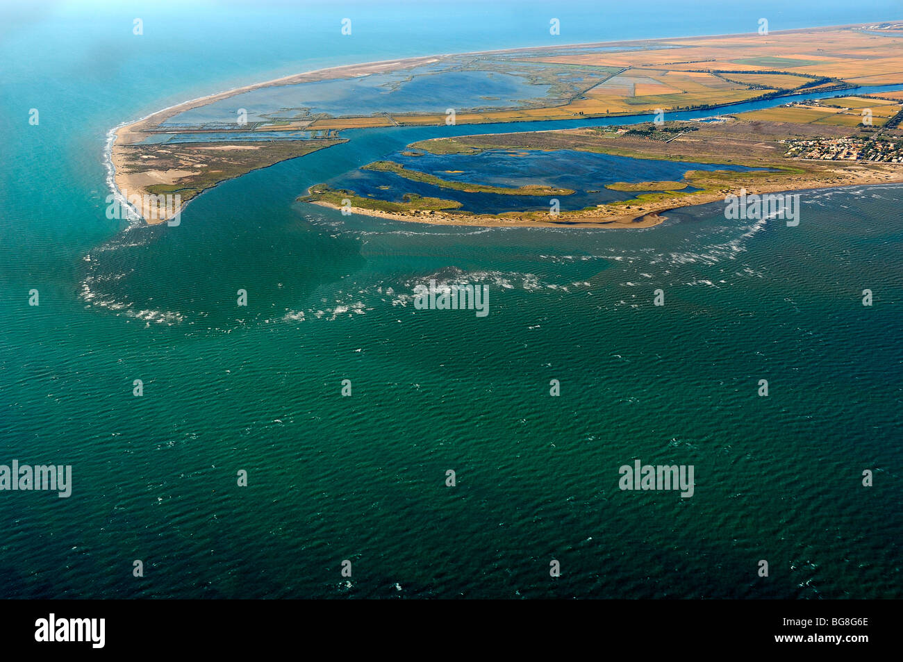 Desembocadura del Río Ebro volando por el aire en la Reserva Natural del Delta del Ebro Desembocadura del Río Ebro volando por el aire en la Reserva Natural del Delta del Ebro