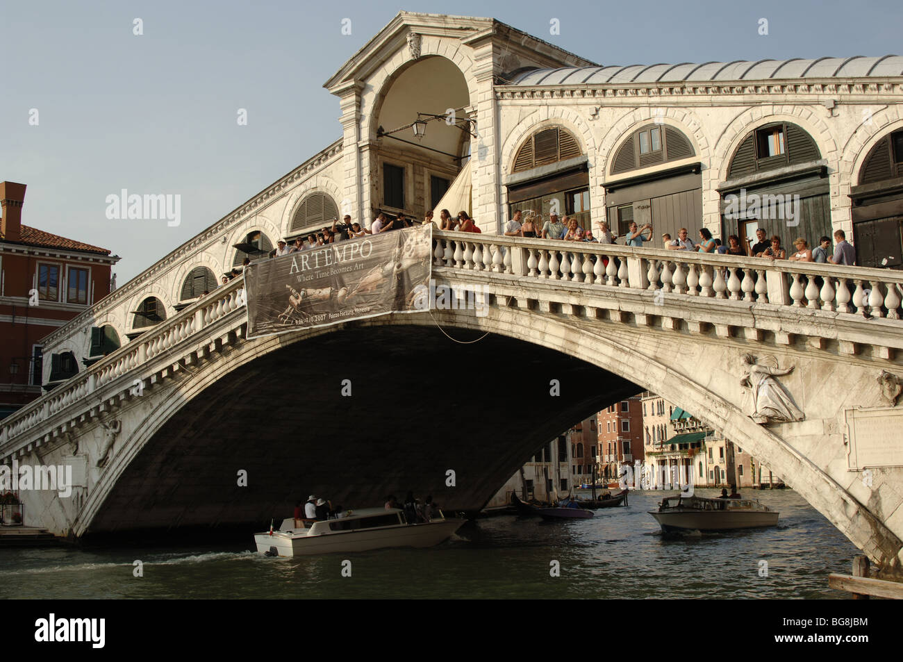 Italia. Venecia. Vista del Puente de Rialto en el Gran Canal, construido en el siglo XVI. Foto de stock