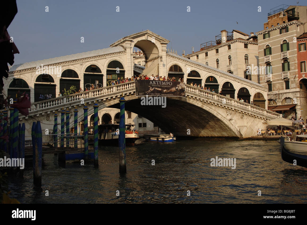 Italia. Venecia. Vista del Puente de Rialto en el Gran Canal, construido en el siglo XVI. Foto de stock