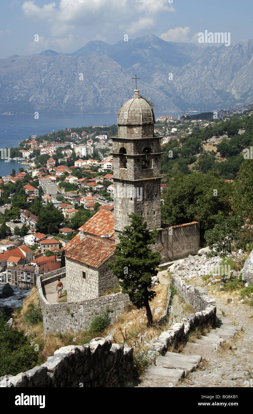 República de Montenegro. KOTOR. Vista general de la ciudad a lo largo del fiordo y la antigua muralla. Foto de stock