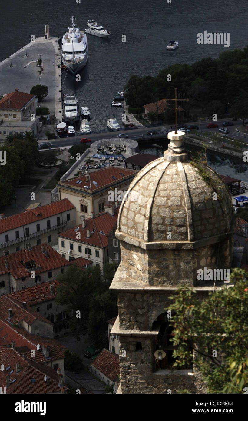 República de Montenegro. KOTOR. Vista general de la ciudad a lo largo del fiordo y la antigua muralla. Foto de stock