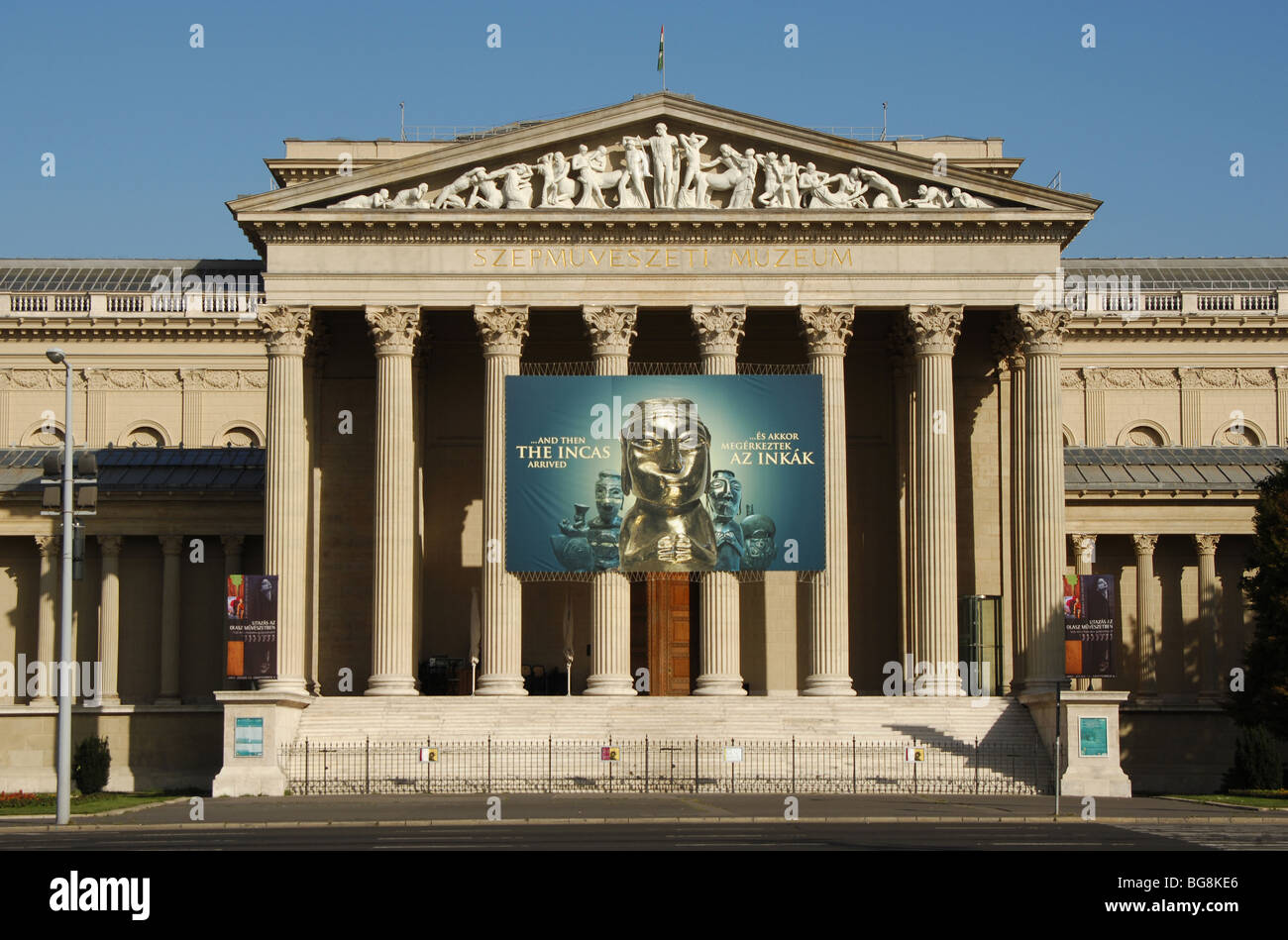 Museo de Bellas Artes (Szépművészeti). La fachada del edificio de estilo neoclásico situado en la Plaza de los Héroes. Budapest. Hungría. Foto de stock