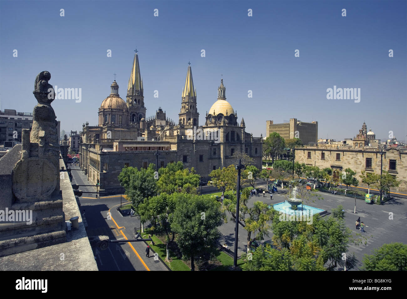 México. GUADALAJARA. Vista parcial de la Plaza de Armas con la Catedral. Foto de stock
