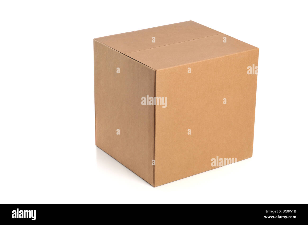 Caja de cartón aislado sobre un fondo blanco. Foto de stock