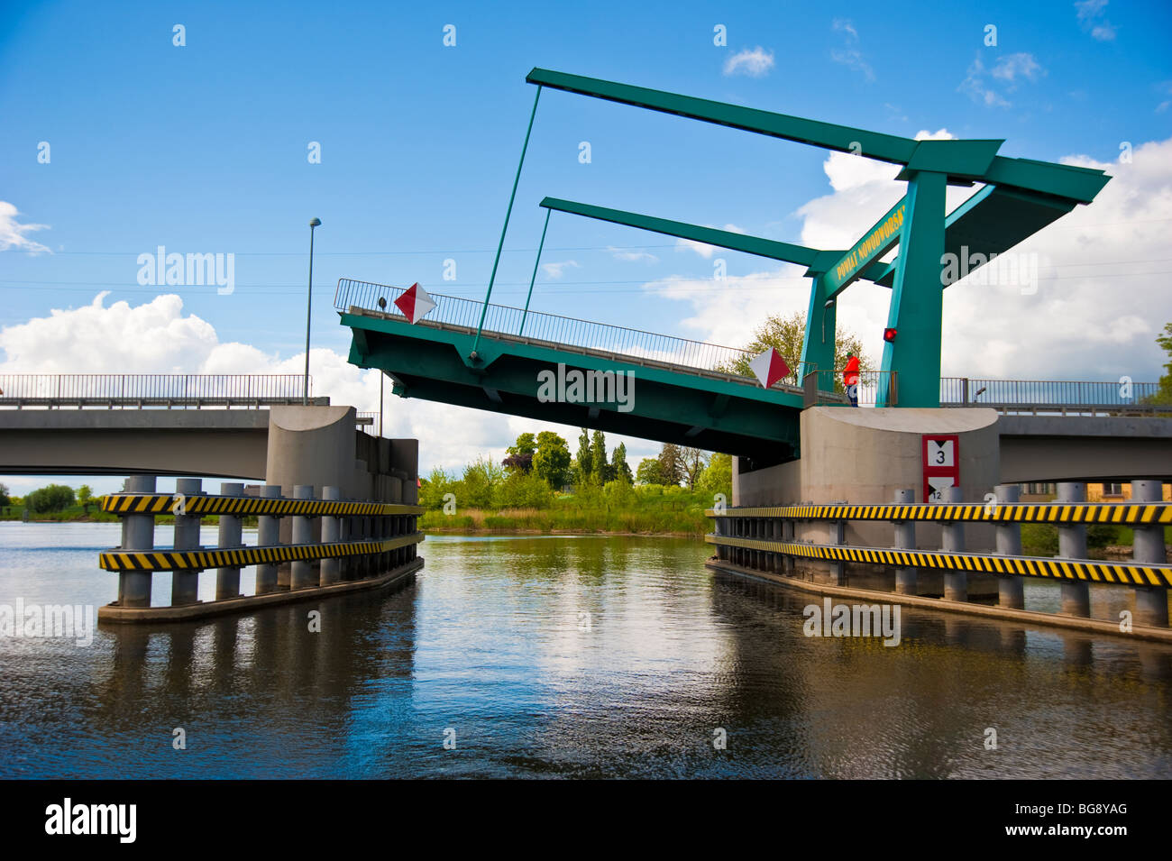 Puente levadizo o equilibrio de puente para el pasaje en Schönbaum openinge / Drewnica, Elbinger / Szkarpawa Weichsel, Polonia Foto de stock