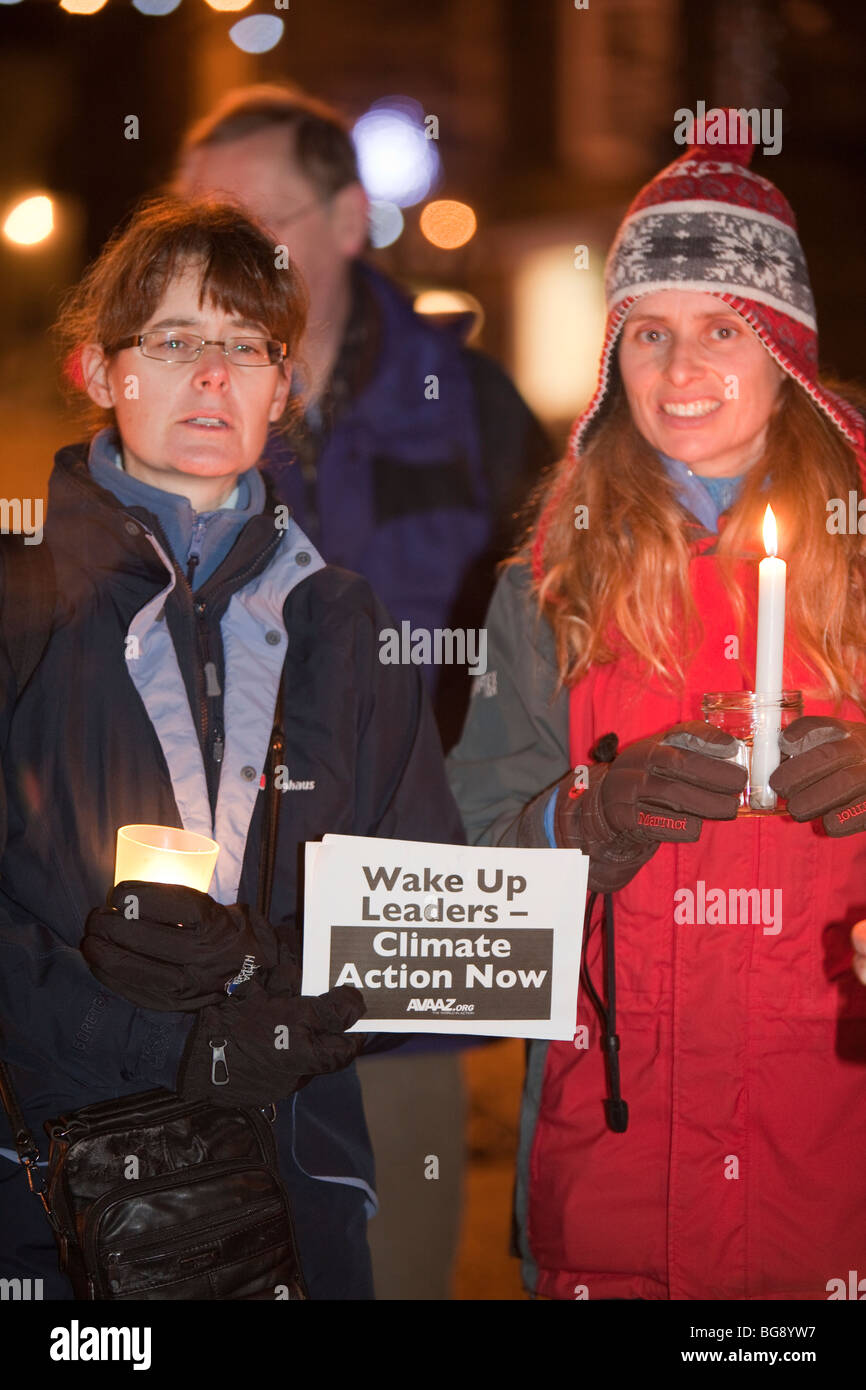 El grupo de cambio climático Ambleside la celebración de una vigilia como parte de un movimiento de masas por 350.org Foto de stock