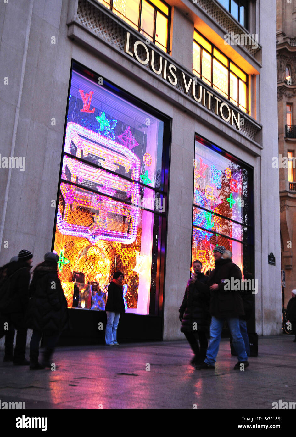 Boutique Louis Vuitton Champs-Elysées, Instagram, Paris, boutique, Champs  Elysées Paris, Always Amazing Boutique Louis Vuitton Champs-Elysées Crédit  Photo: @travelalalacom Follow us on IG: @champselysees_paris, By Paris,  France