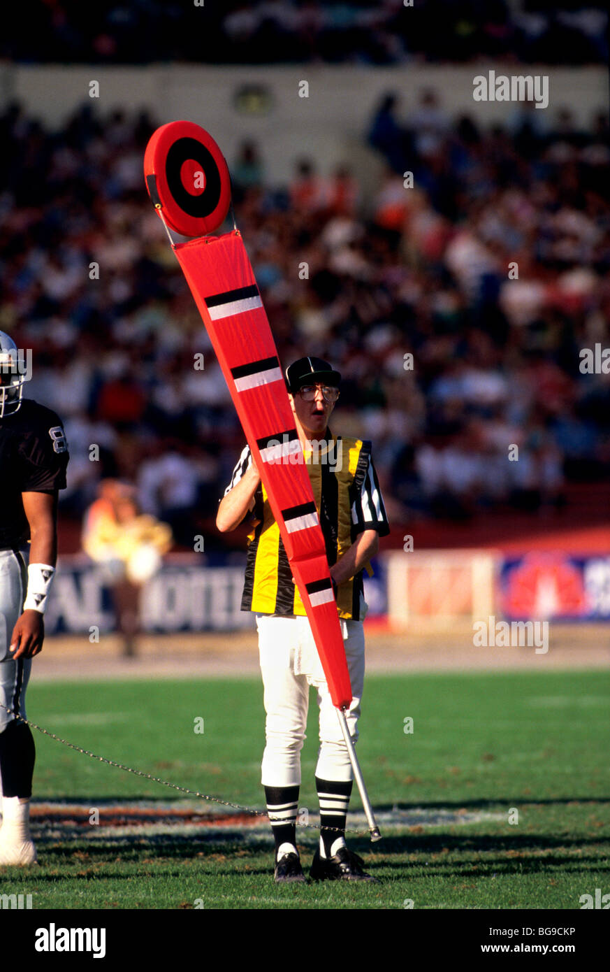 Juez de línea en un partido de fútbol americano, mueve la línea cadenas  Fotografía de stock - Alamy