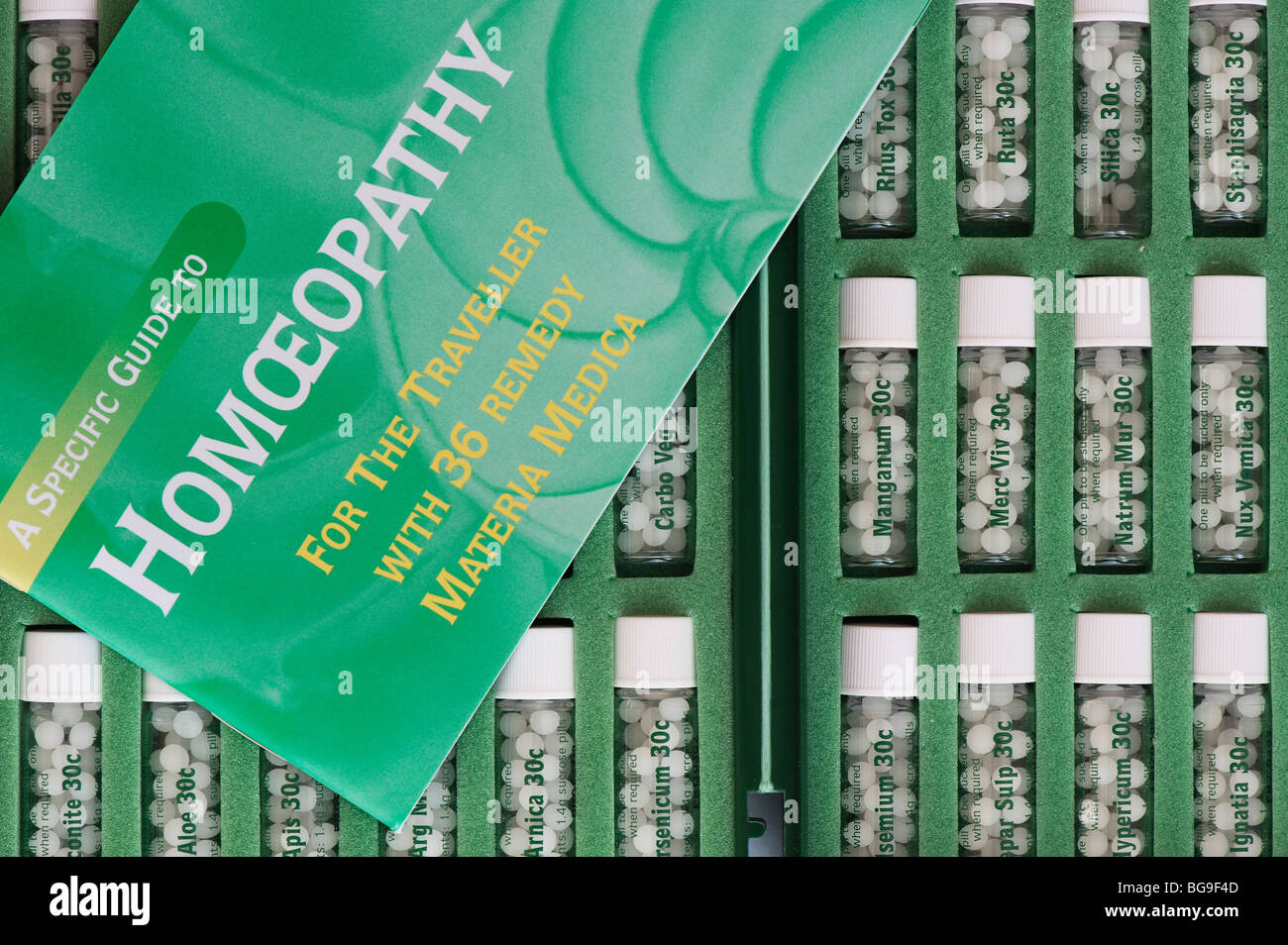 Botellas de remedio homeopático píldoras en un estuche de viaje. La India Foto de stock