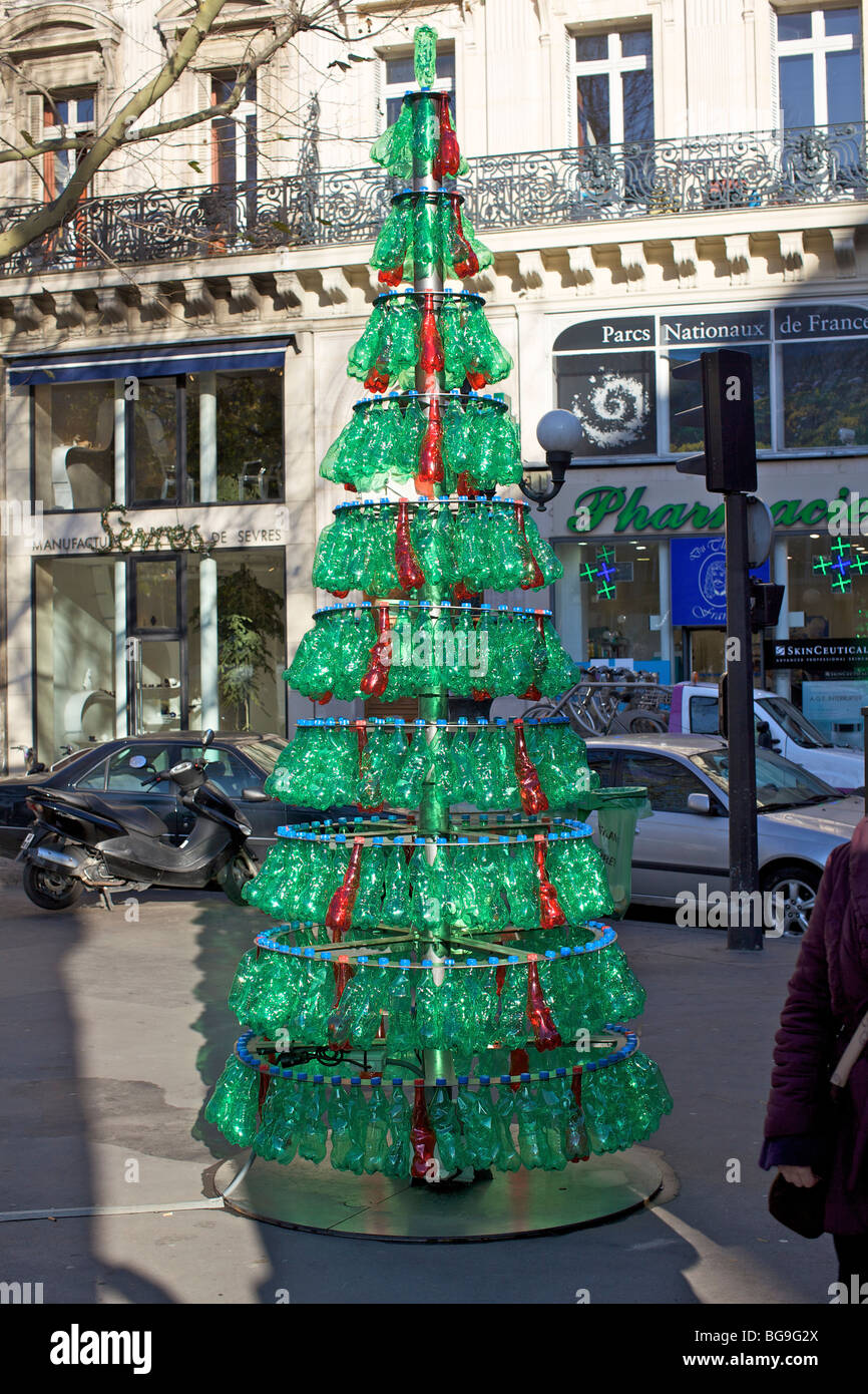 si puedes escritorio Delgado Árbol de Navidad hechas de reciclado de botellas de plástico verde en París  Fotografía de stock - Alamy