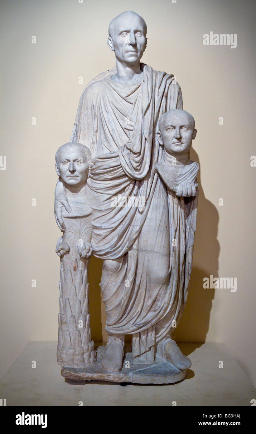 La Togatus Barberini, un romano de la clase Patricia sosteniendo los retratos de su padre y de su abuelo, de finales del primer siglo A.C. Foto de stock