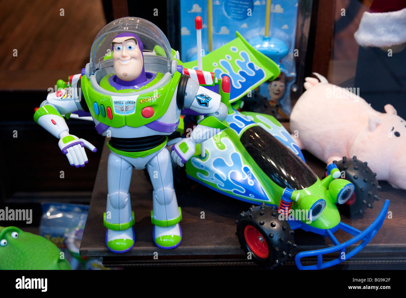 Buzz Lightyear juguetes en los escaparates de las tiendas, Inglaterra, Gran Bretaña, REINO UNIDO Foto de stock