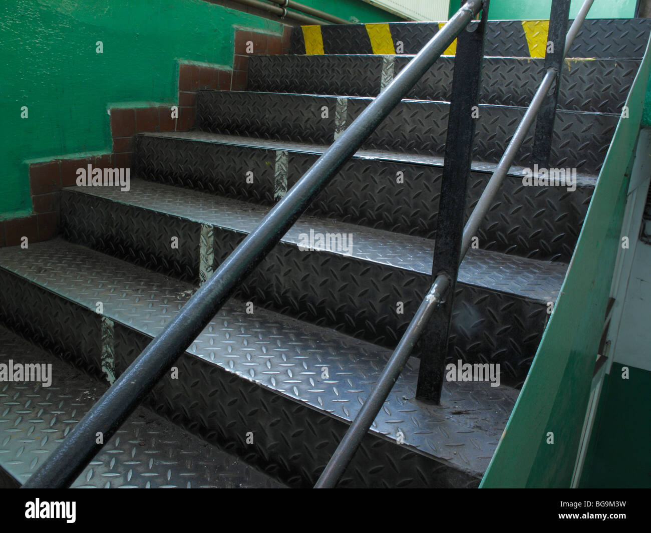 Escaleras metálicas de hierro pasos fábrica acerías Fotografía de stock -  Alamy