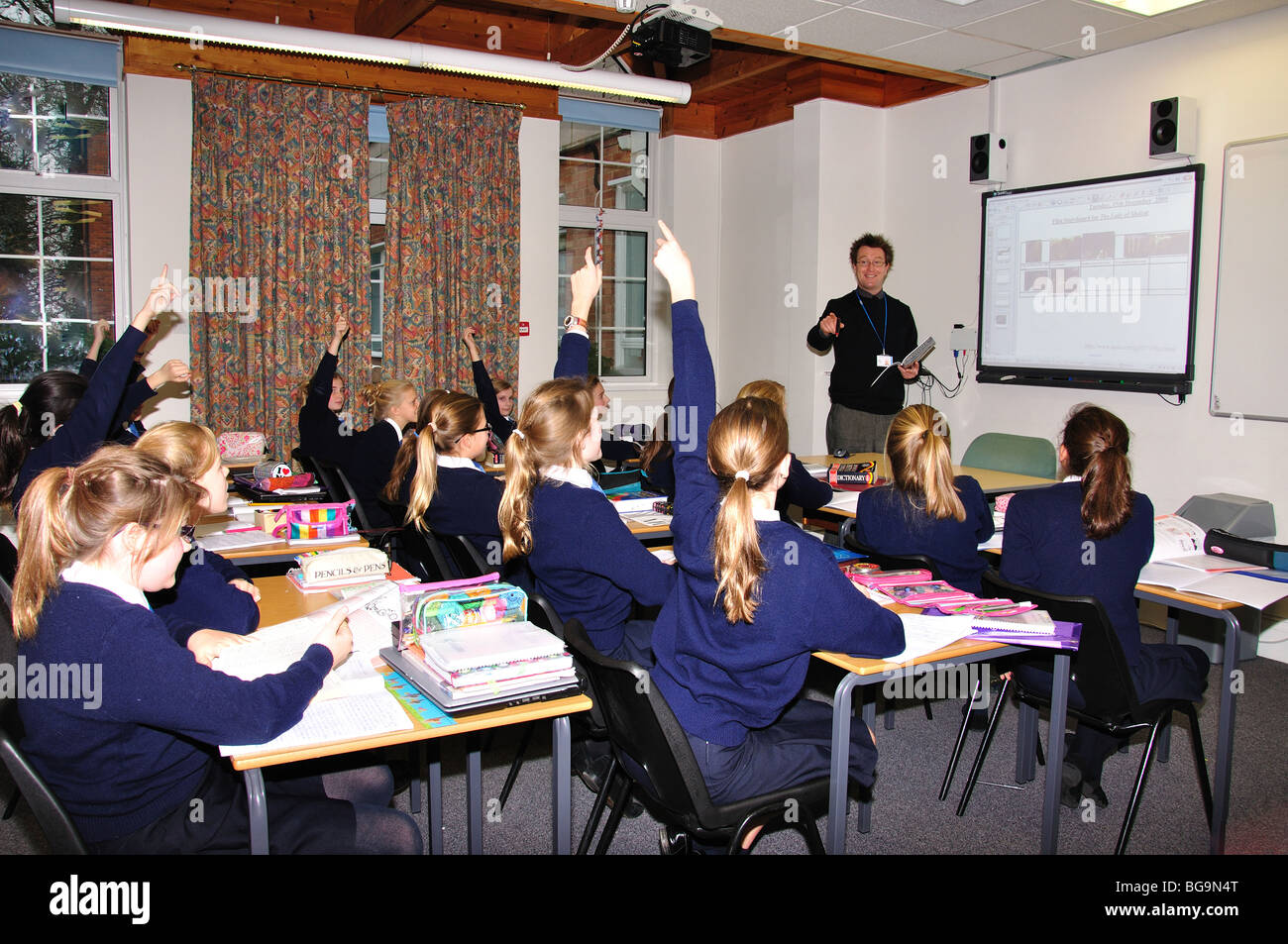 Maestro enseñando a las niñas en el aula, Heathfield St.Mary's School, London Road, Ascot, Berkshire, Inglaterra, Reino Unido Foto de stock
