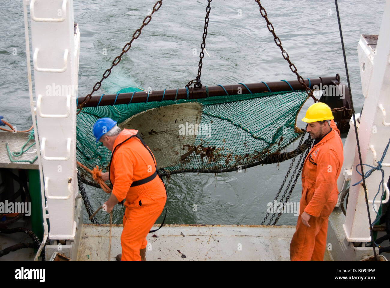 Los pescadores de investigación dejando salir un arrastre de vara, Irlanda Foto de stock