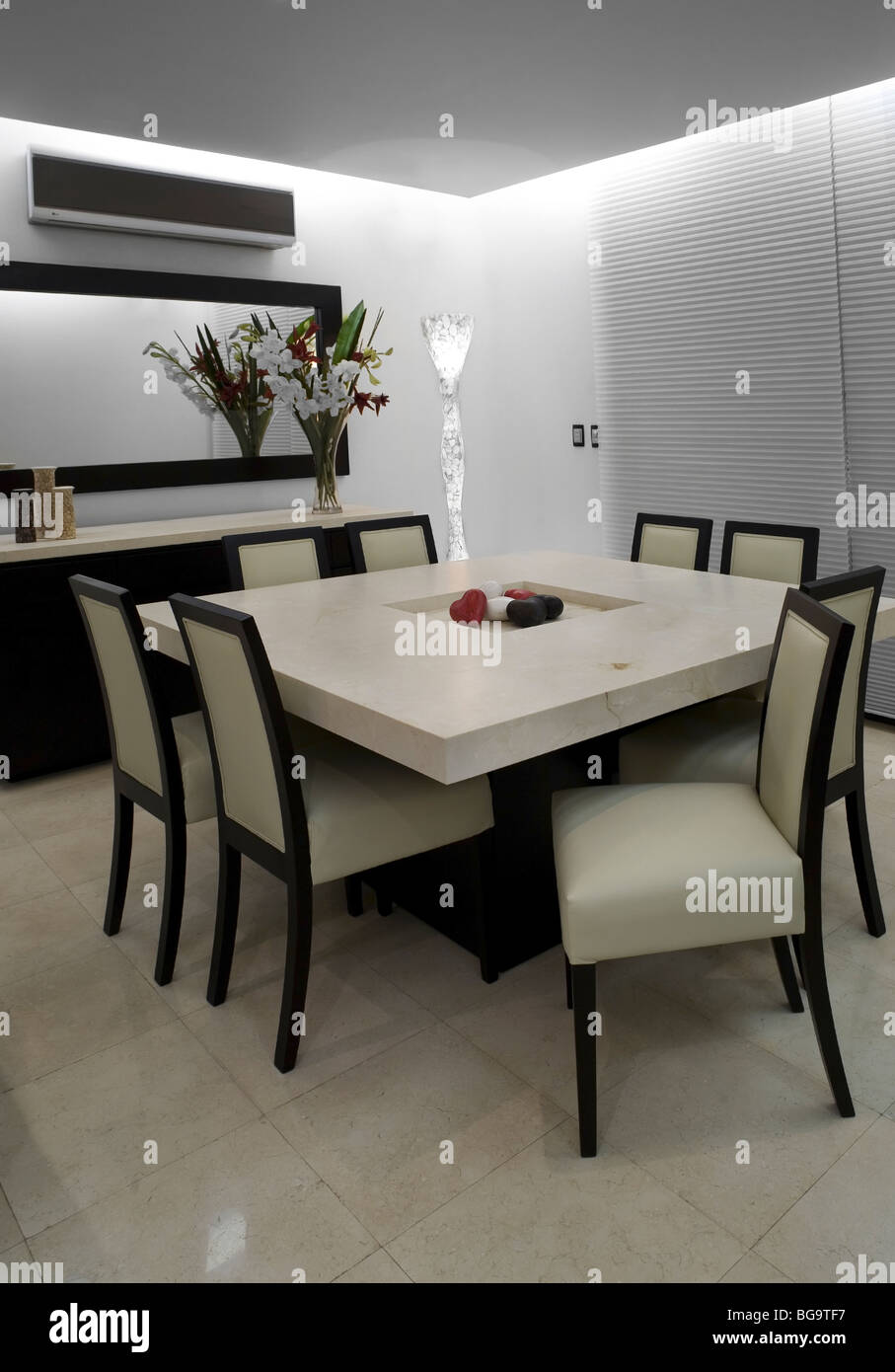 Comedor blanco color marfil con sillas, mesa y suelo Fotografía de stock -  Alamy