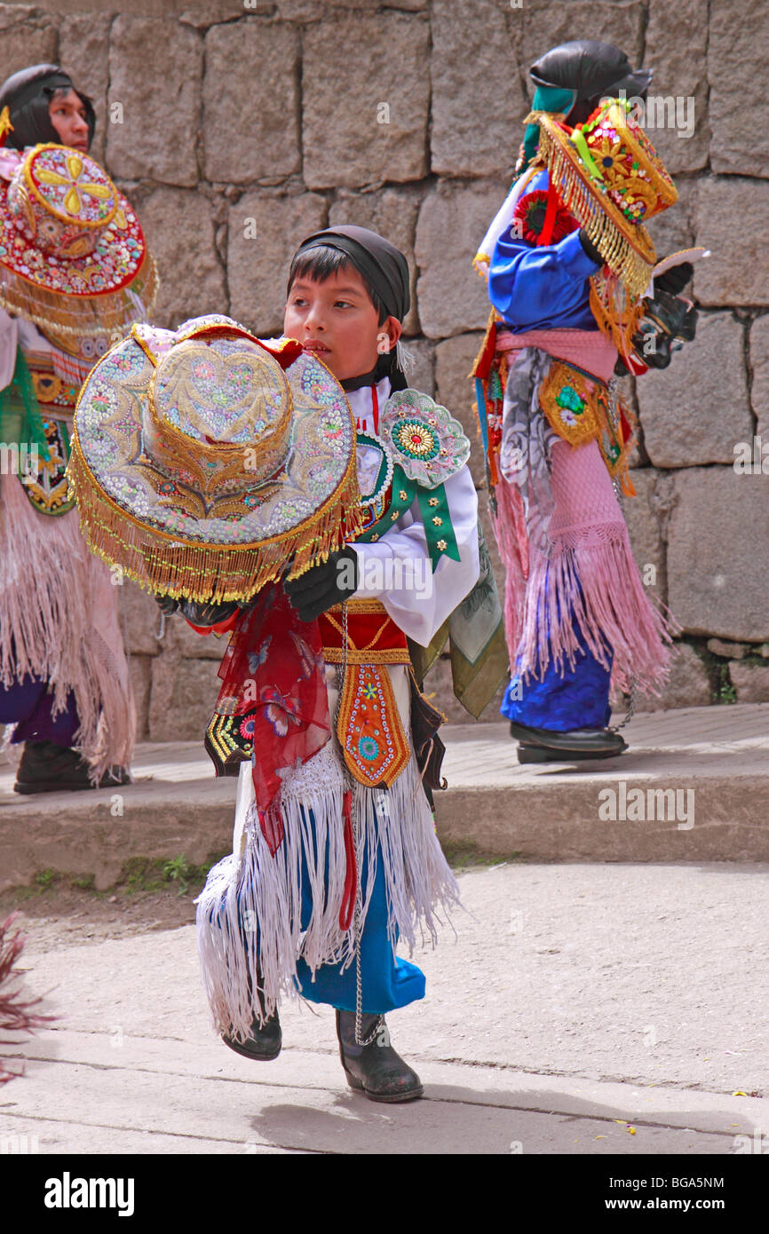 Joven en un tradicional desfile de disfraces en Aguas Calientes, el Valle de Urubamba, Perú, Andes, Sudamérica Foto de stock