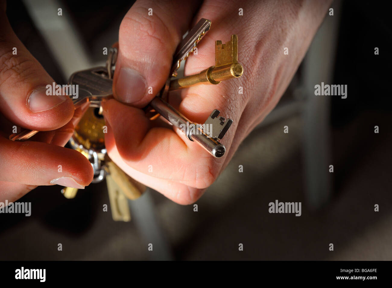 Seguridad en el hogar: un manojo de llaves en manos del hombre. Imagen Jim Holden. Foto de stock