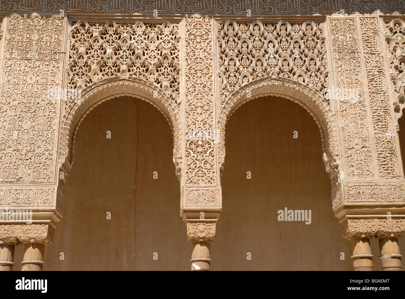 Detalle de estuco en el patio de los Leones, el Palacio de la Alhambra, Granada, Andalucía, España Foto de stock