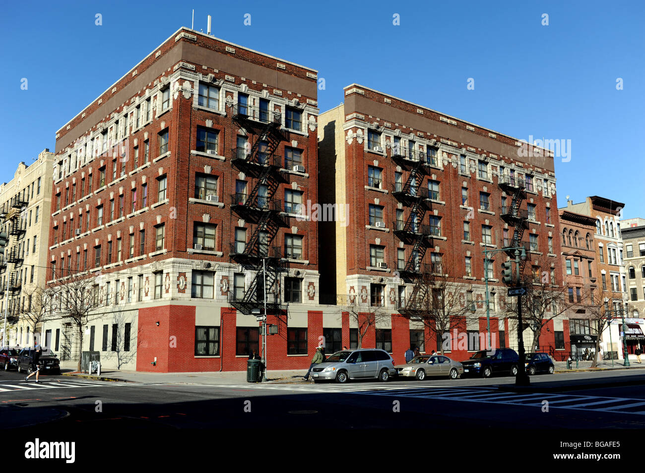 Bloques de apartamentos con escaleras exteriores de salida de incendios en Harlem Manhattan Nueva York EE.UU Foto de stock