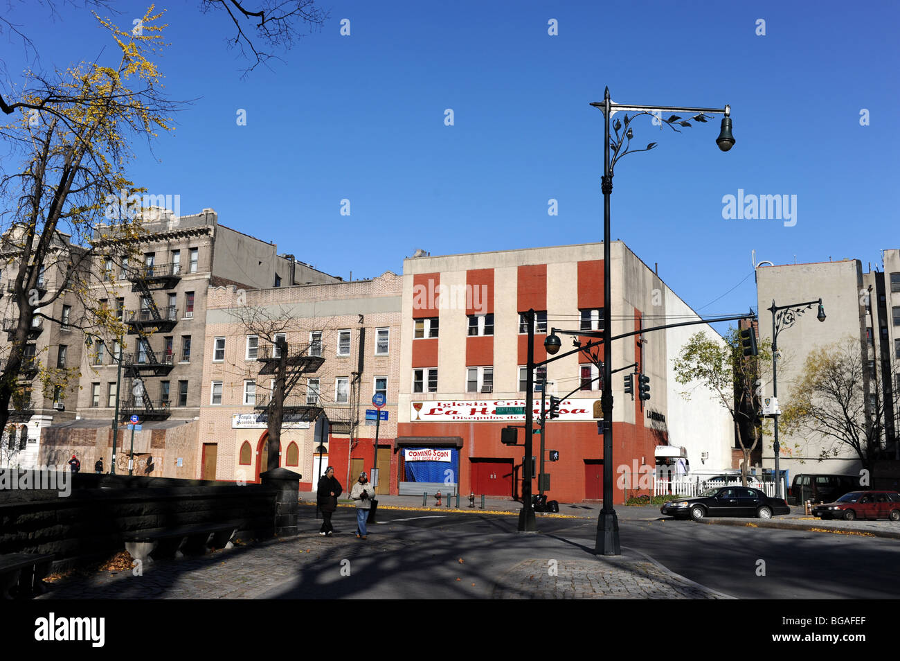 Calle tranquila esquina donde se une a la Quinta Avenida Harlem de Manhattan, Nueva York, EE.UU. Foto de stock