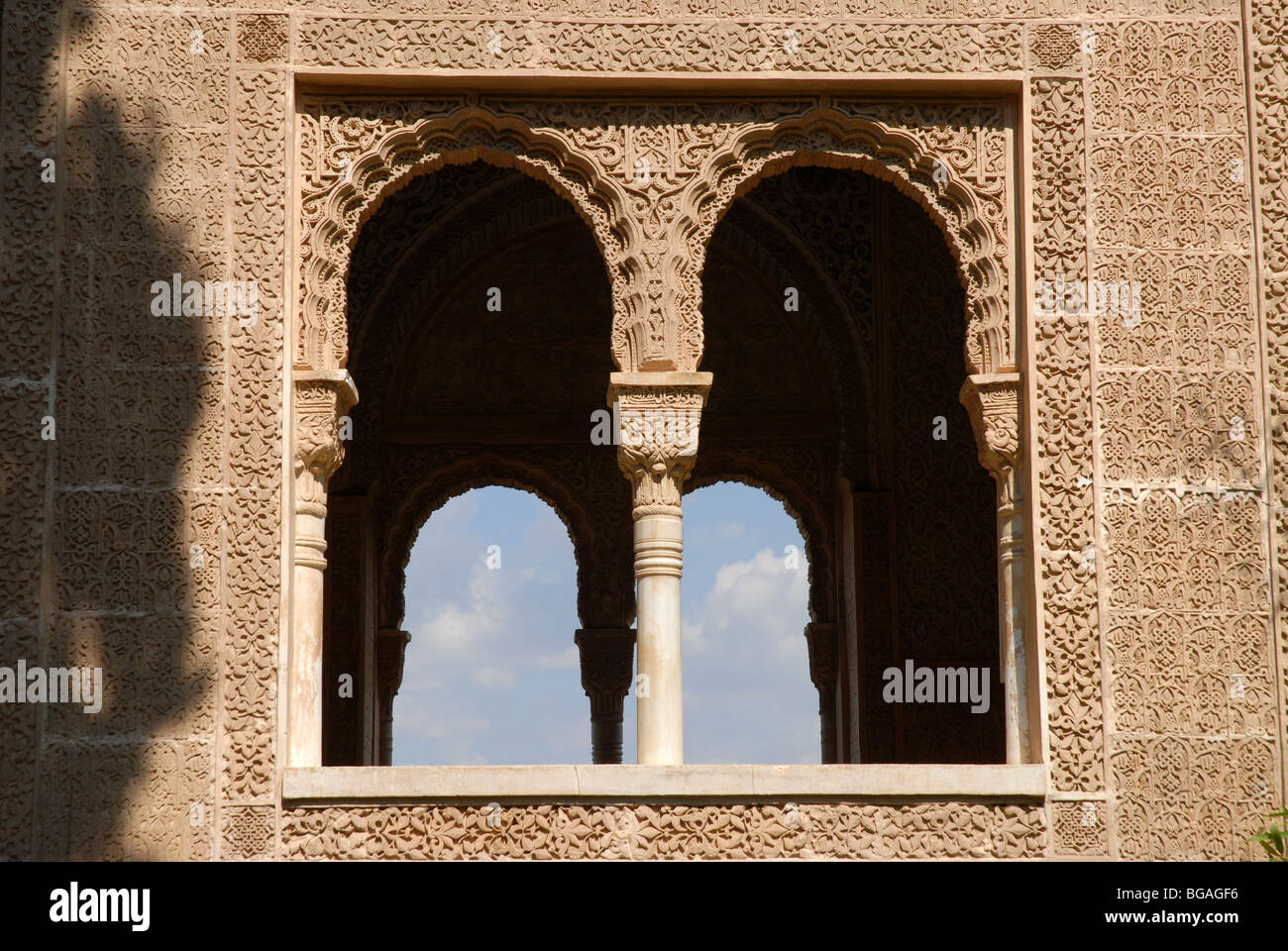 Ricamente decorado con estuco y ventanas abiertas en el pórtico de la Torre de las Damas, la Torre de Las Damas, Partal, La Alhambra, Granada, Andalucía, España Foto de stock