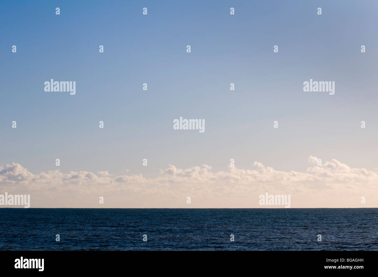 Antecedentes - mirando al mar en el horizonte contra el cielo azul. Foto de stock