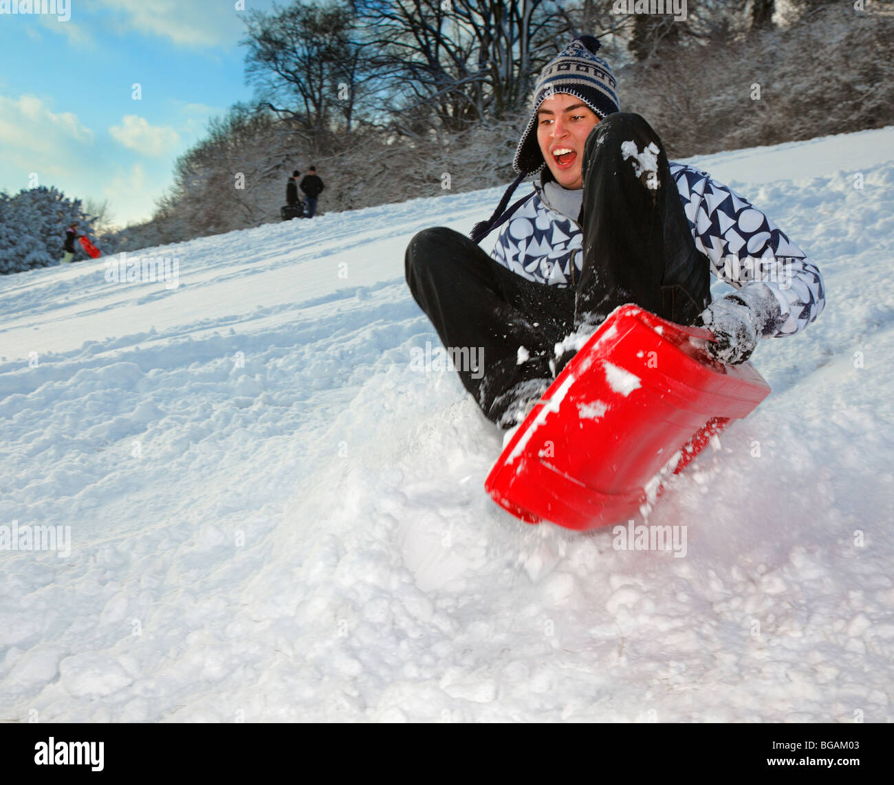 Niños En Los Trineos En Nieve Imagen de archivo - Imagen de lindo,  parientes: 4123093