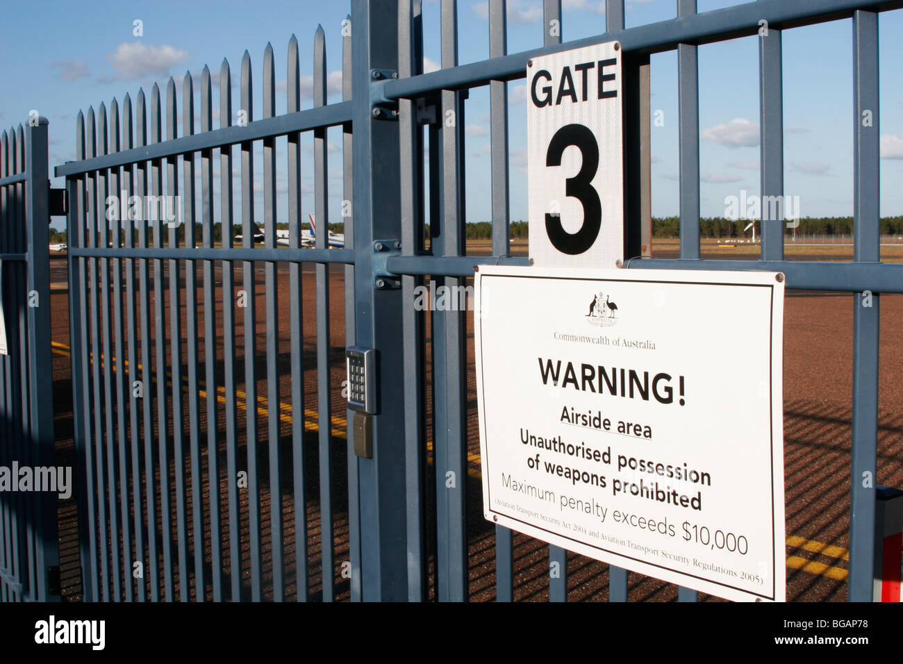 Puerta de seguridad aeroportuaria Foto de stock