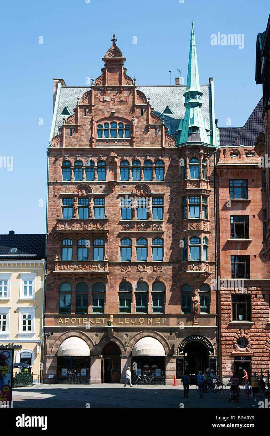 Arquitectura escandinava plaza malmo Suecia techo de cobre green grand Foto de stock