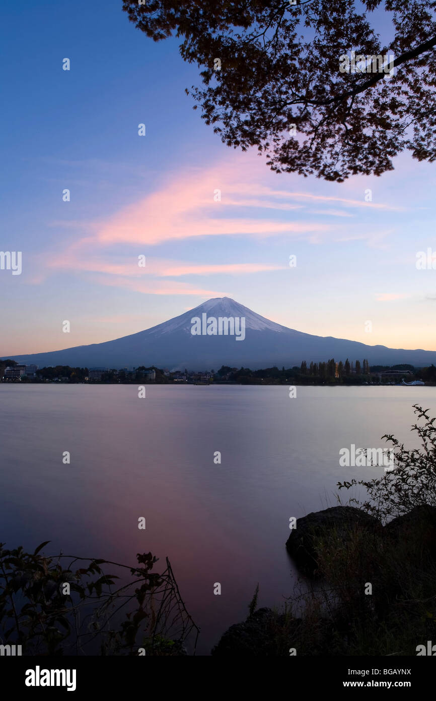 La isla de Japón, Honshu, Kawaguchi Ko Lago, Mt. Fuji y arces Foto de stock