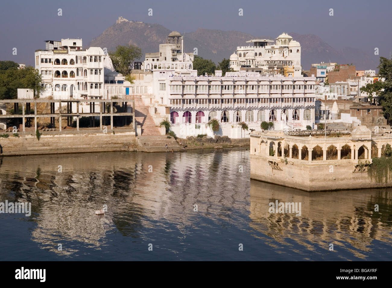 La India Rajasthan Udaipur LAKE PICHOLA HOTEL & vista lejana del palacio de monzón Foto de stock