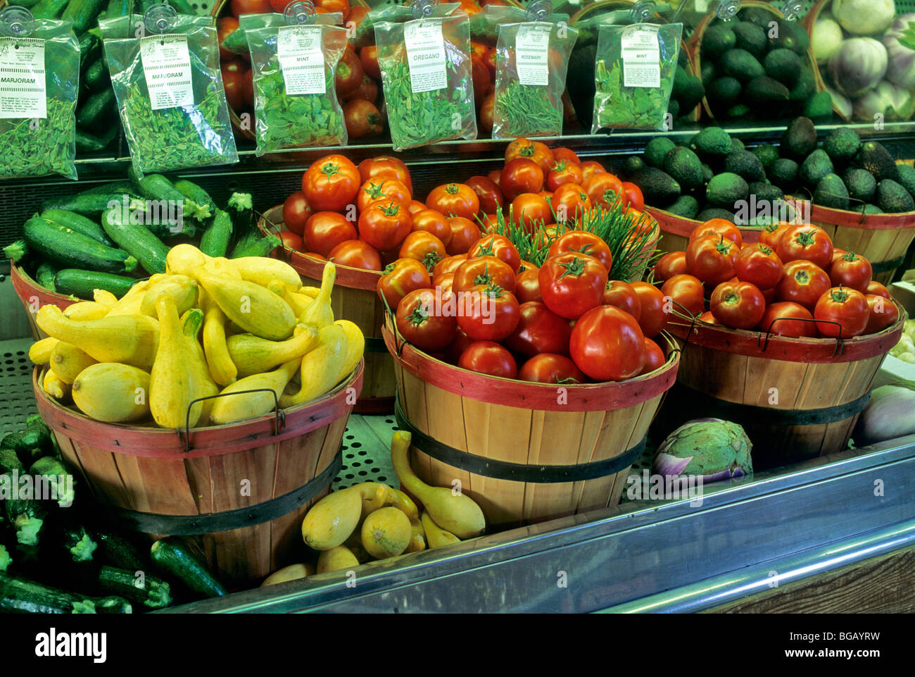 Hortalizas frescas en producir stand, California Foto de stock
