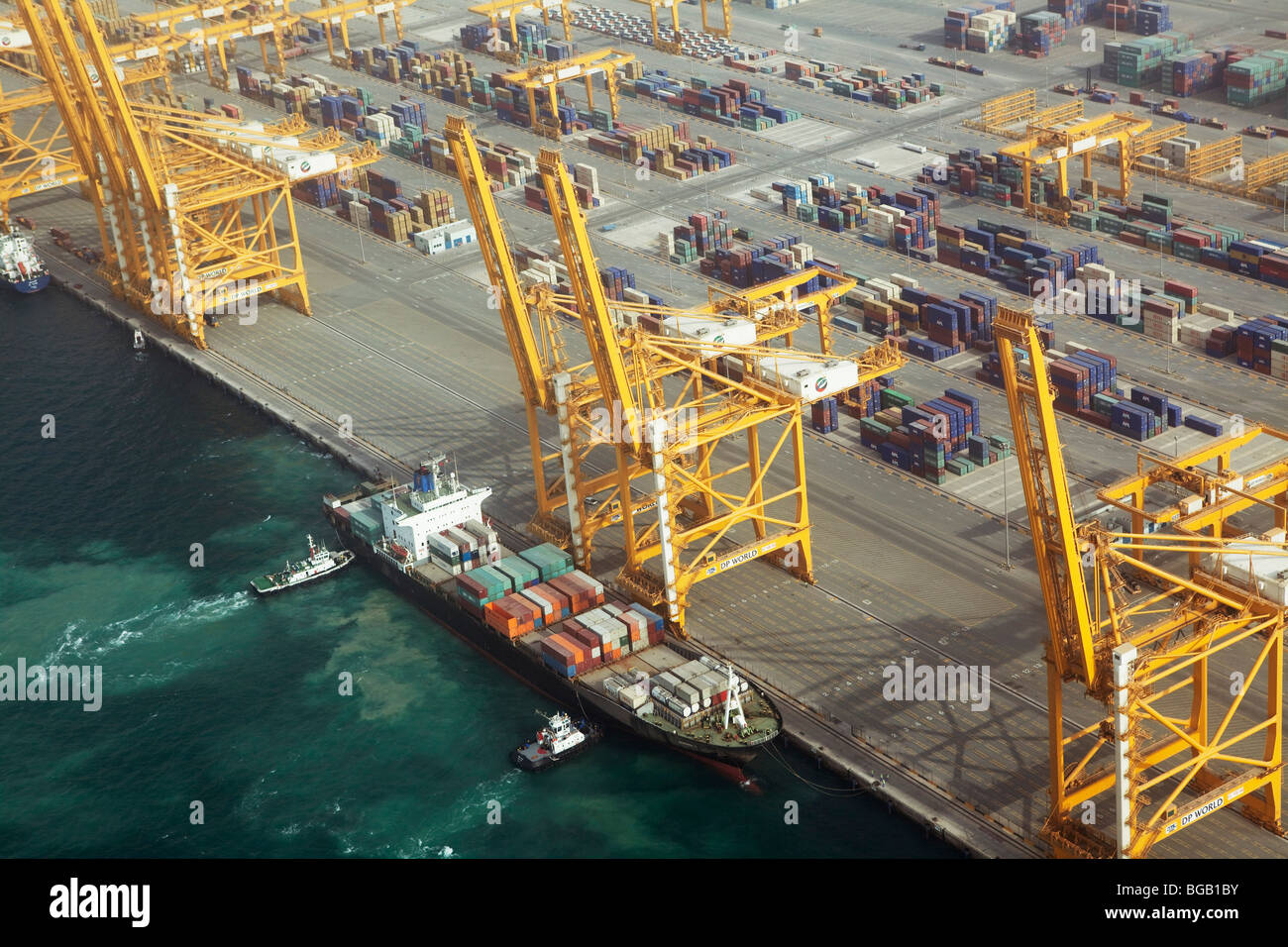 El Puerto de Jebel Ali con barco de contenedores desde el aire, en Dubai,  en los Emiratos Árabes Unidos Fotografía de stock - Alamy