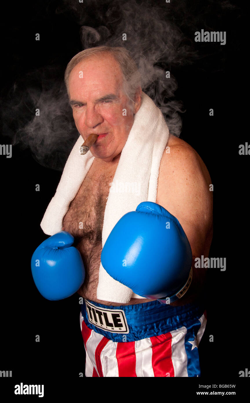 Spoof de envejecimiento boxer sobre fondo negro fumar cigarro con toalla  blanca alrededor del cuello. Guantes azul de la bandera americana y enlaces  Fotografía de stock - Alamy
