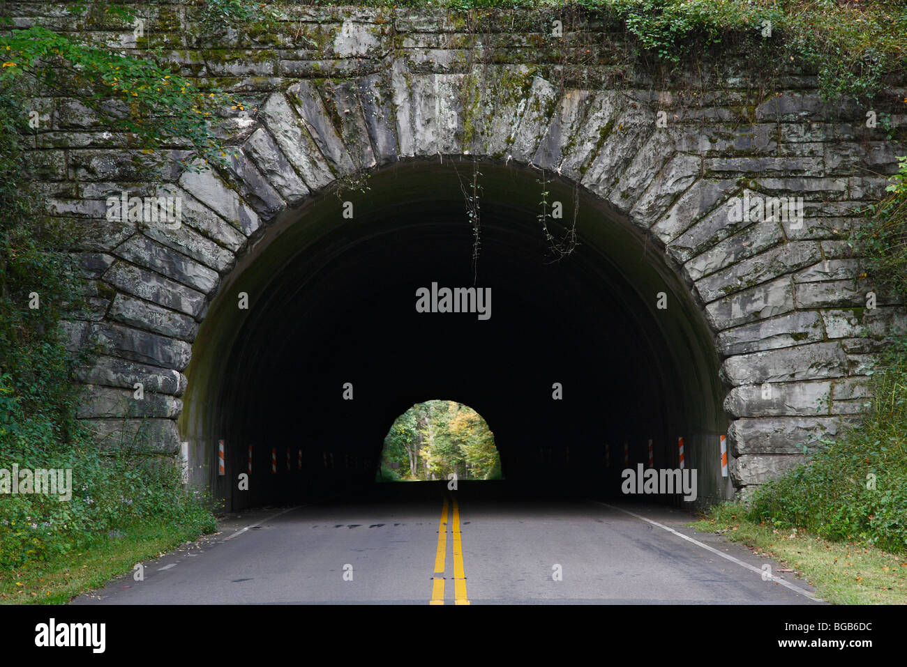 Un túnel de piedra en la pequeña Suiza Carolina del Norte el Blue Ridge Parkway carretera vacía sin ángulo bajo no personas aisladas en EE.UU. Foto de stock