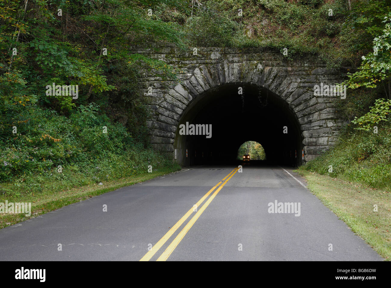 Un túnel de piedra en la pequeña Suiza Carolina del Norte el Blue Ridge Parkway carretera carretera nadie de ángulo bajo no aislado pueblo EE.UU. Foto de stock